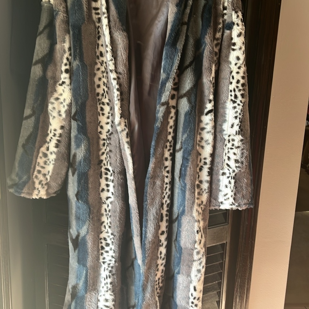 SPALALA FAUX FUR ROBE - Picture 5 of 5